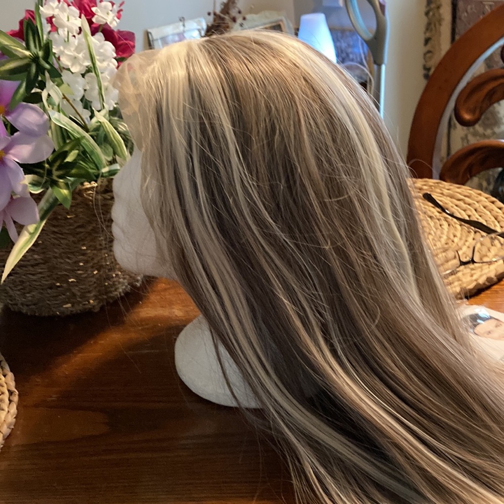 Lace front platinum blonde/blonde and very light brown hair synthetic!